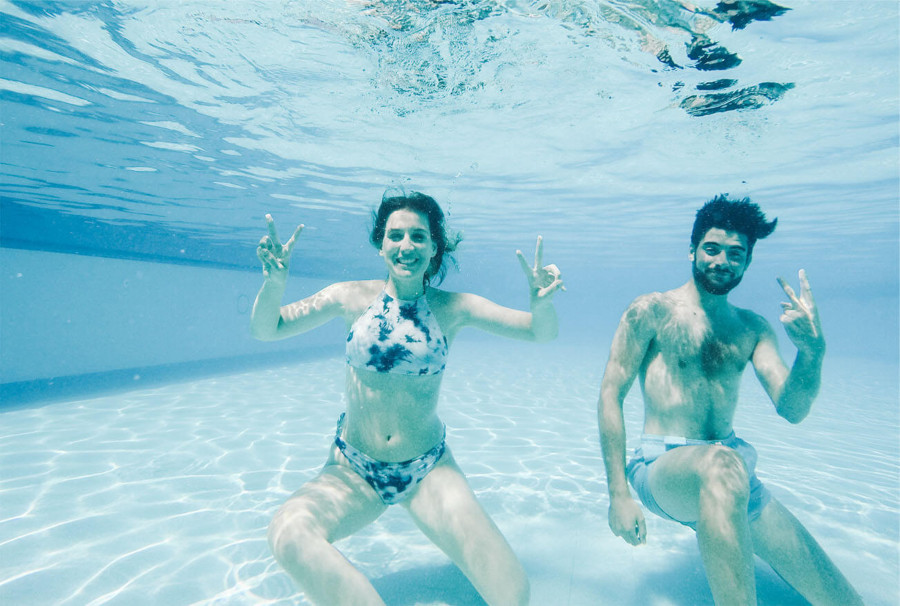 personas sumergidas bajo el agua